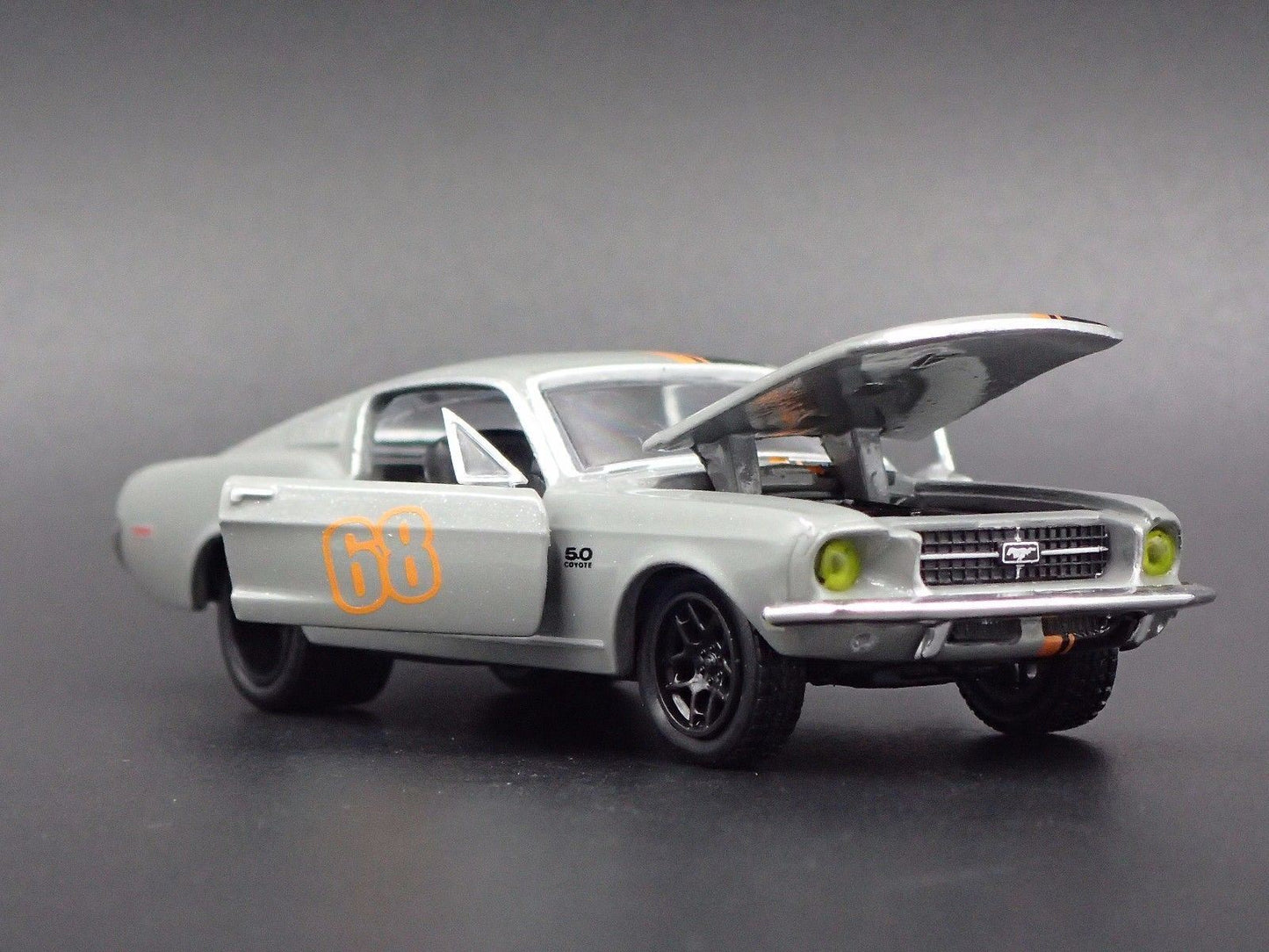 1968 68 FORD MUSTANG FASTBACK 2+2 GRAY 1:64 SCALE DIORAMA DIECAST MODEL CAR