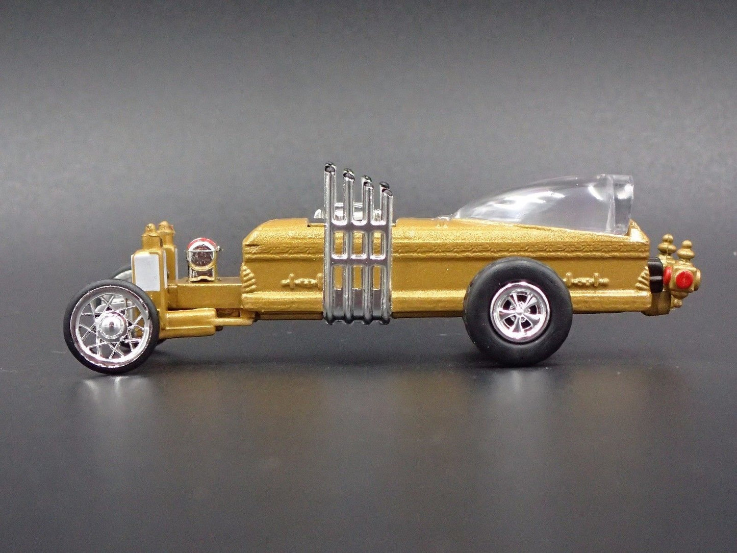 BARRIS THE DRAG-U-LA MUNSTERS GOLD 1:64 COLLECTIBLE DIORAMA DIECAST MODEL CAR