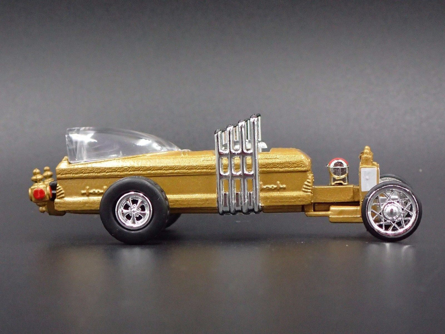 BARRIS THE DRAG-U-LA MUNSTERS GOLD 1:64 COLLECTIBLE DIORAMA DIECAST MODEL CAR