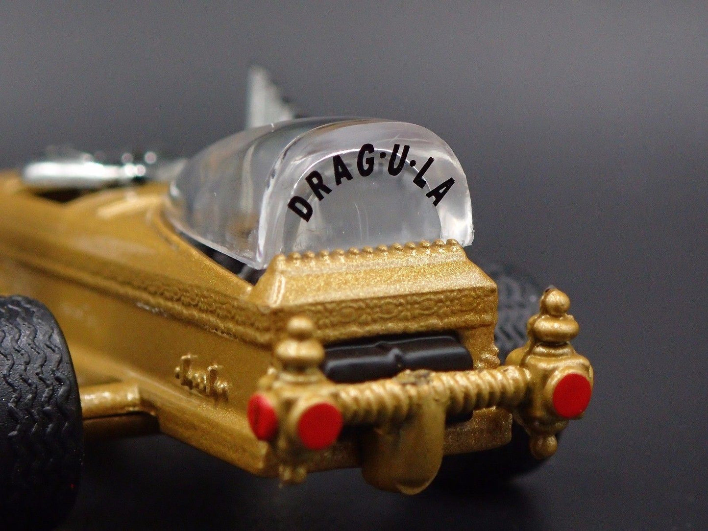 BARRIS THE DRAG-U-LA MUNSTERS GOLD 1:64 COLLECTIBLE DIORAMA DIECAST MODEL CAR