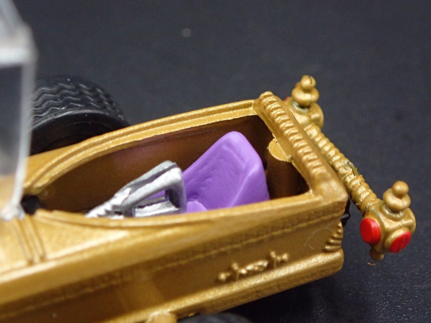 BARRIS THE DRAG-U-LA MUNSTERS GOLD 1:64 COLLECTIBLE DIORAMA DIECAST MODEL CAR