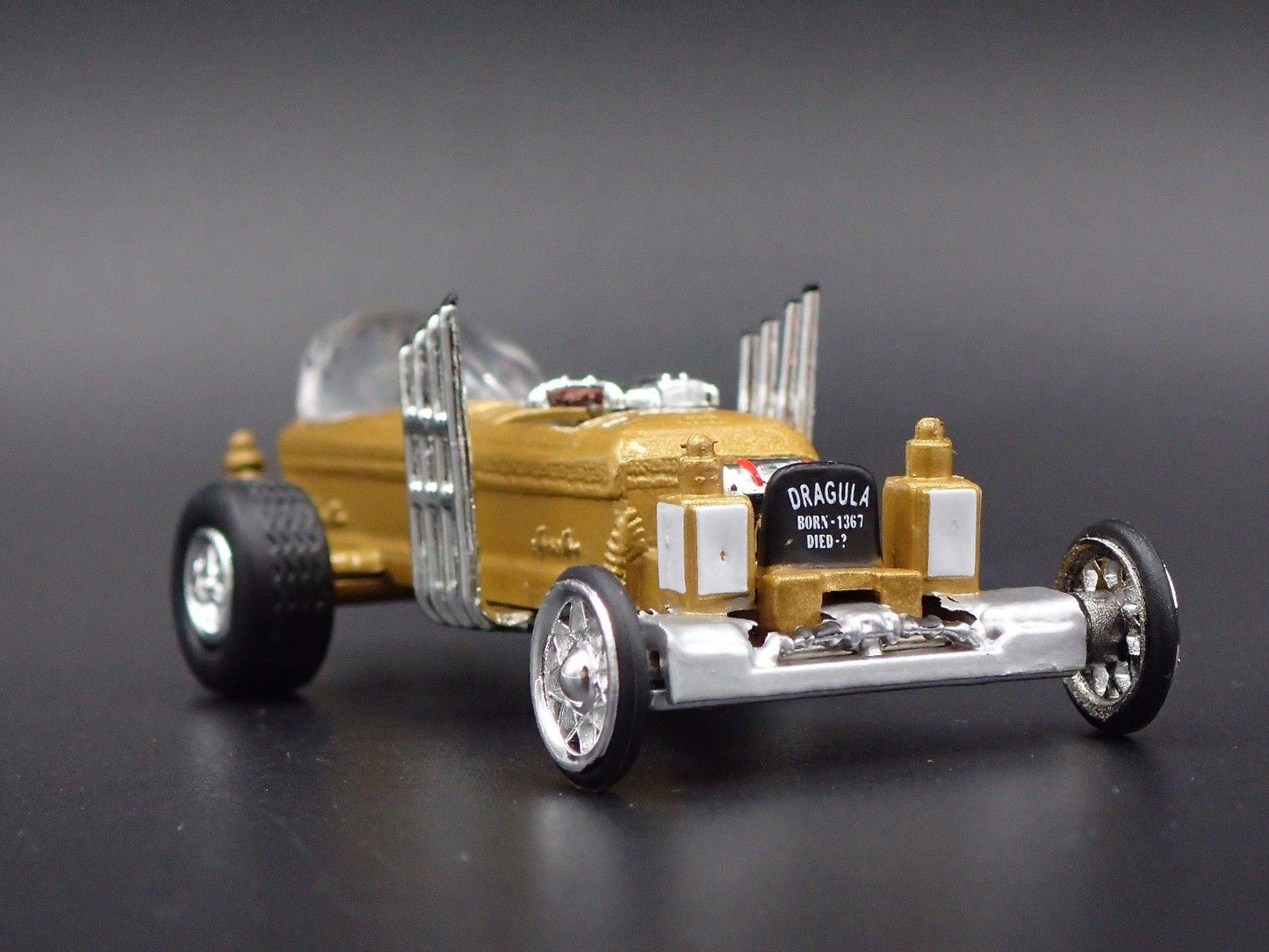 BARRIS THE DRAG-U-LA MUNSTERS GOLD 1:64 COLLECTIBLE DIORAMA DIECAST MODEL CAR
