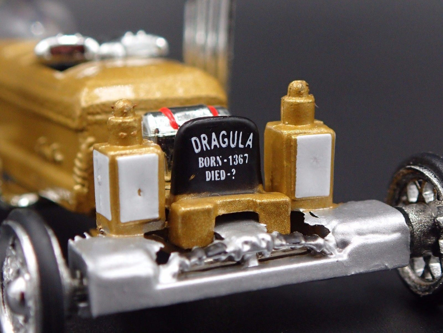 BARRIS THE DRAG-U-LA MUNSTERS GOLD 1:64 COLLECTIBLE DIORAMA DIECAST MODEL CAR