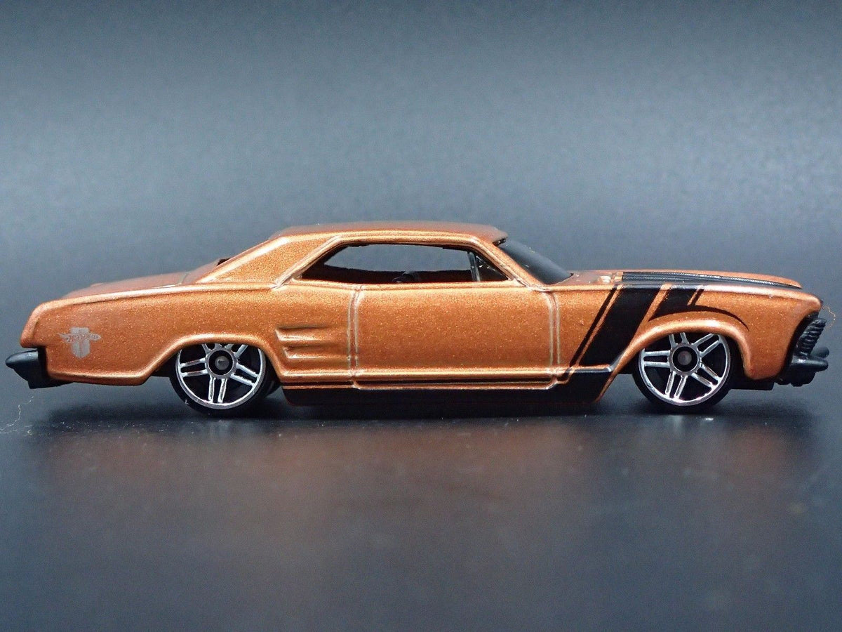 1964 64 BUICK RIVIERA BROWN 1:64 SCALE COLLECTIBLE DIORAMA DIECAST MODEL CAR-Burning Rubber Toy Company