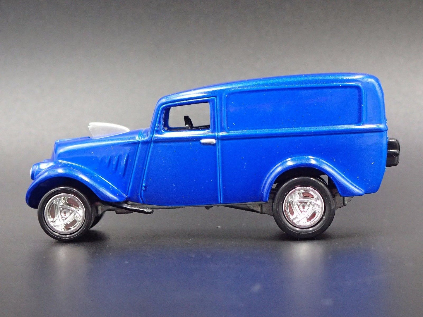 1933 33 WILLYS PANEL VAN BLUE 1:64 SCALE COLLECTIBLE DIORAMA DIECAST MODEL CAR3