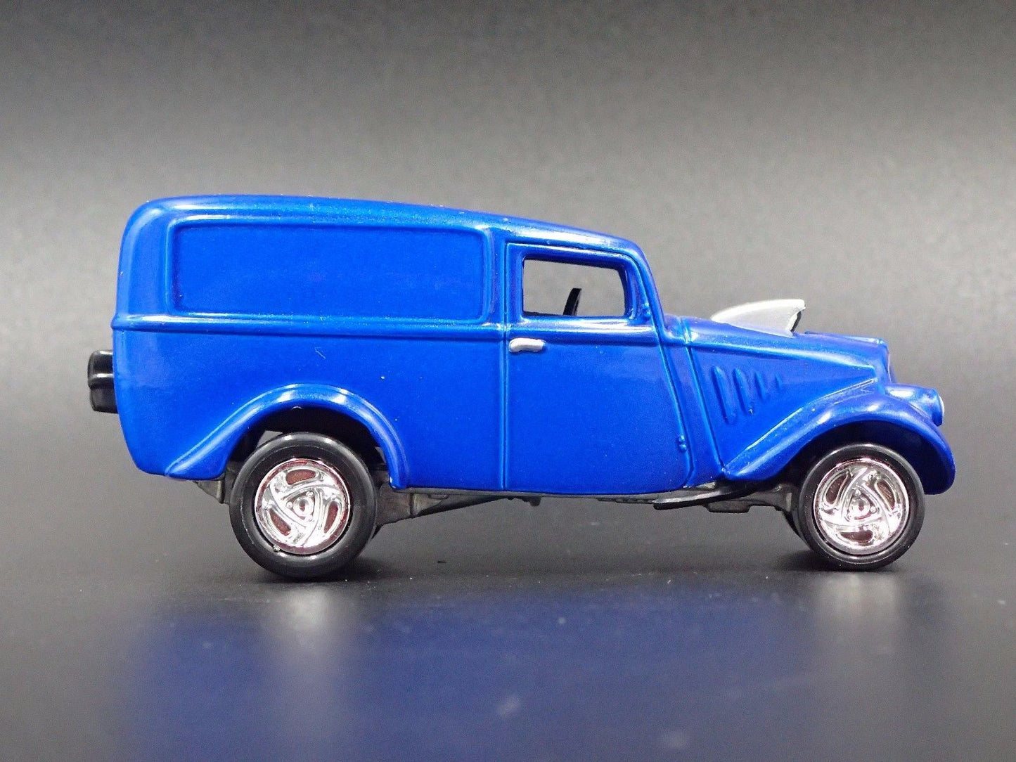 1933 33 WILLYS PANEL VAN BLUE 1:64 SCALE COLLECTIBLE DIORAMA DIECAST MODEL CAR3