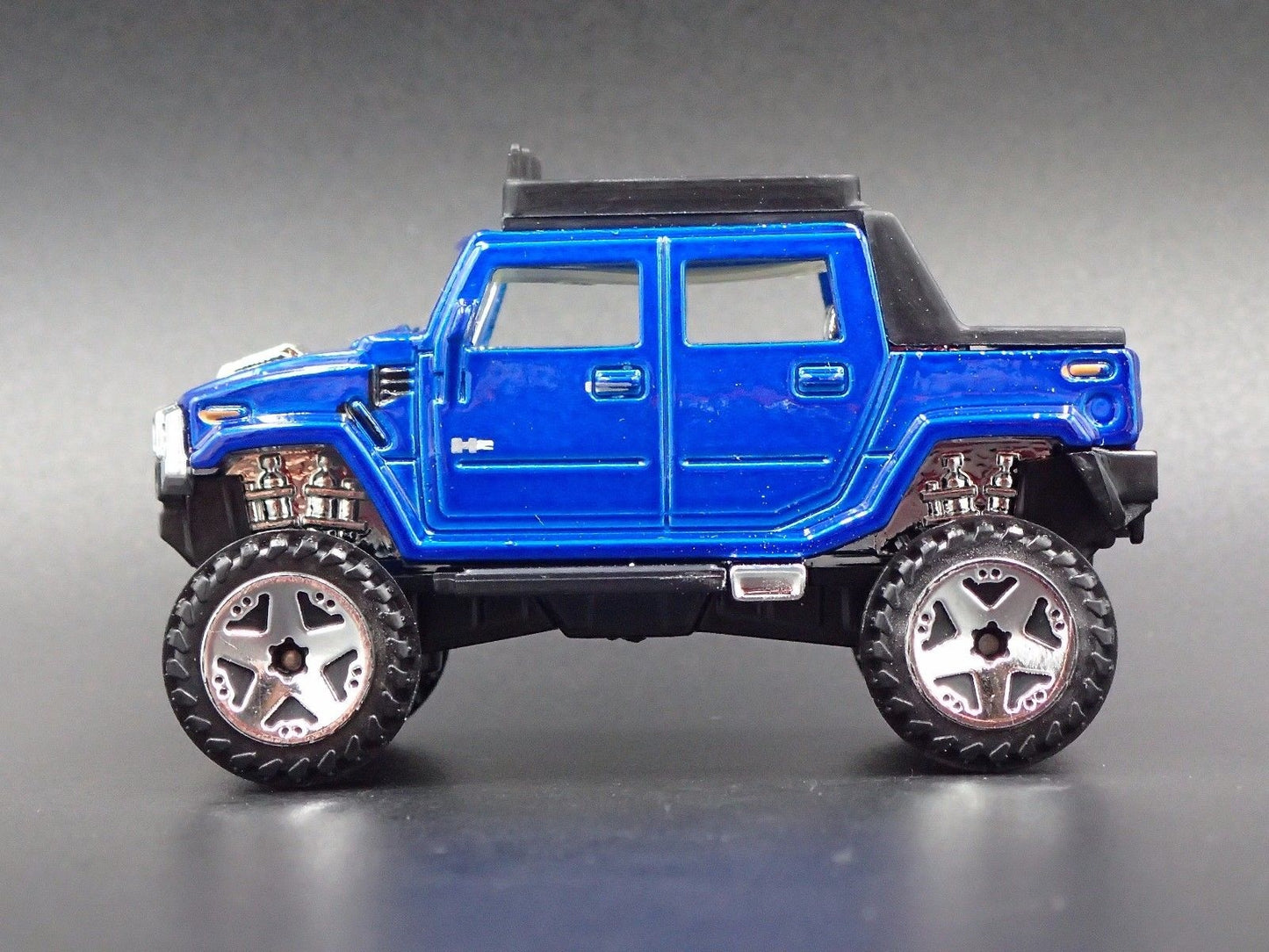 2003-2009 HUMMER H2 SUT LIFTED 4X4 BLUE 1:64 SCALE DIORAMA DIECAST MODEL CAR