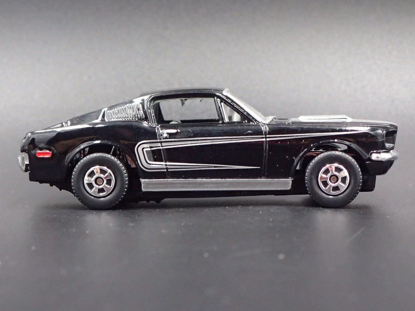 1968 68 FORD MUSTANG COBRA JET 428 BLACK 1:64 SCALE DIORAMA DIECAST MODEL CAR