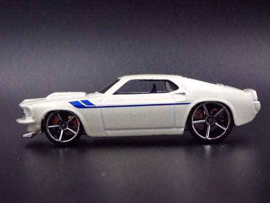 1969 69 FORD MUSTANG FASTBACK 1:64 SCALE COLLECTIBLE DIORAMA DIECAST MODEL CAR
