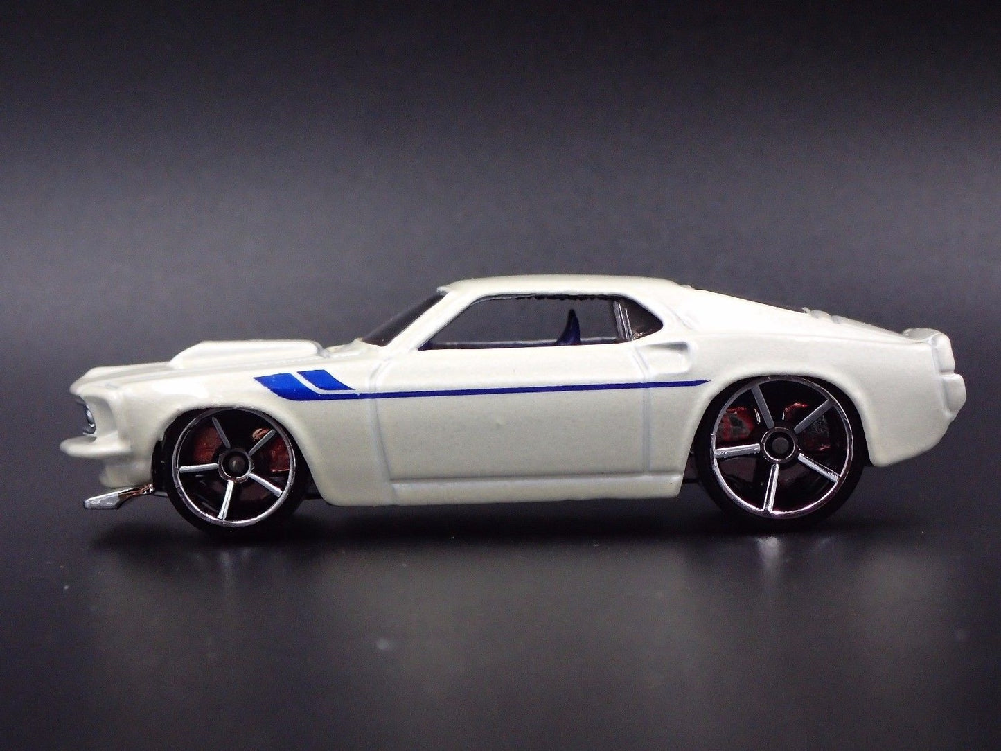 1969 69 FORD MUSTANG FASTBACK 1:64 SCALE COLLECTIBLE DIORAMA DIECAST MODEL CAR