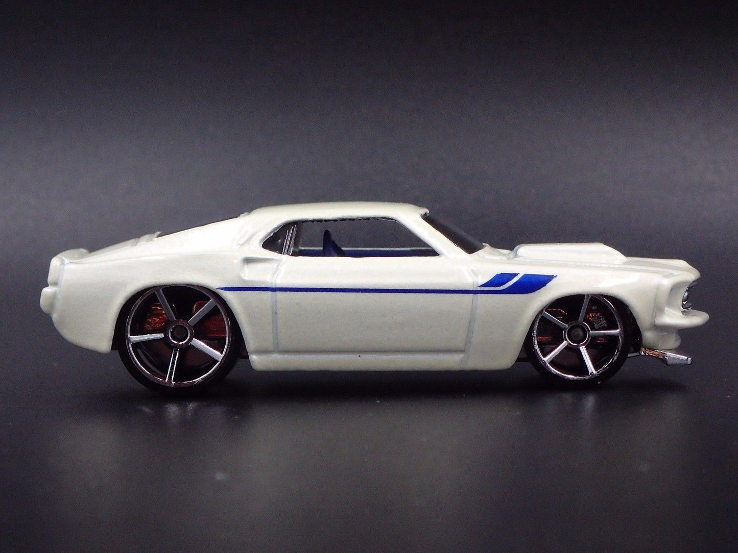 1969 69 FORD MUSTANG FASTBACK 1:64 SCALE COLLECTIBLE DIORAMA DIECAST MODEL CAR