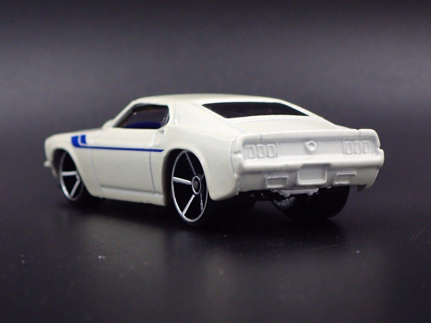 1969 69 FORD MUSTANG FASTBACK 1:64 SCALE COLLECTIBLE DIORAMA DIECAST MODEL CAR