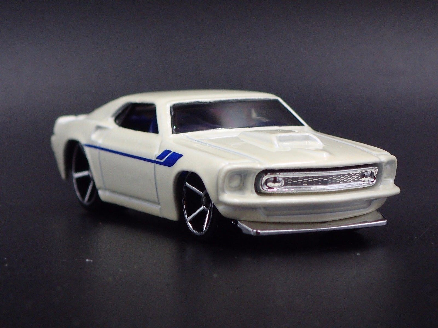 1969 69 FORD MUSTANG FASTBACK 1:64 SCALE COLLECTIBLE DIORAMA DIECAST MODEL CAR