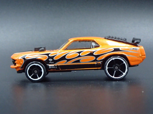 1970 70 FORD MUSTANG MACH 1 FASTBACK ORANGE 1:64 SCALE DIORAMA DIECAST MODEL CAR