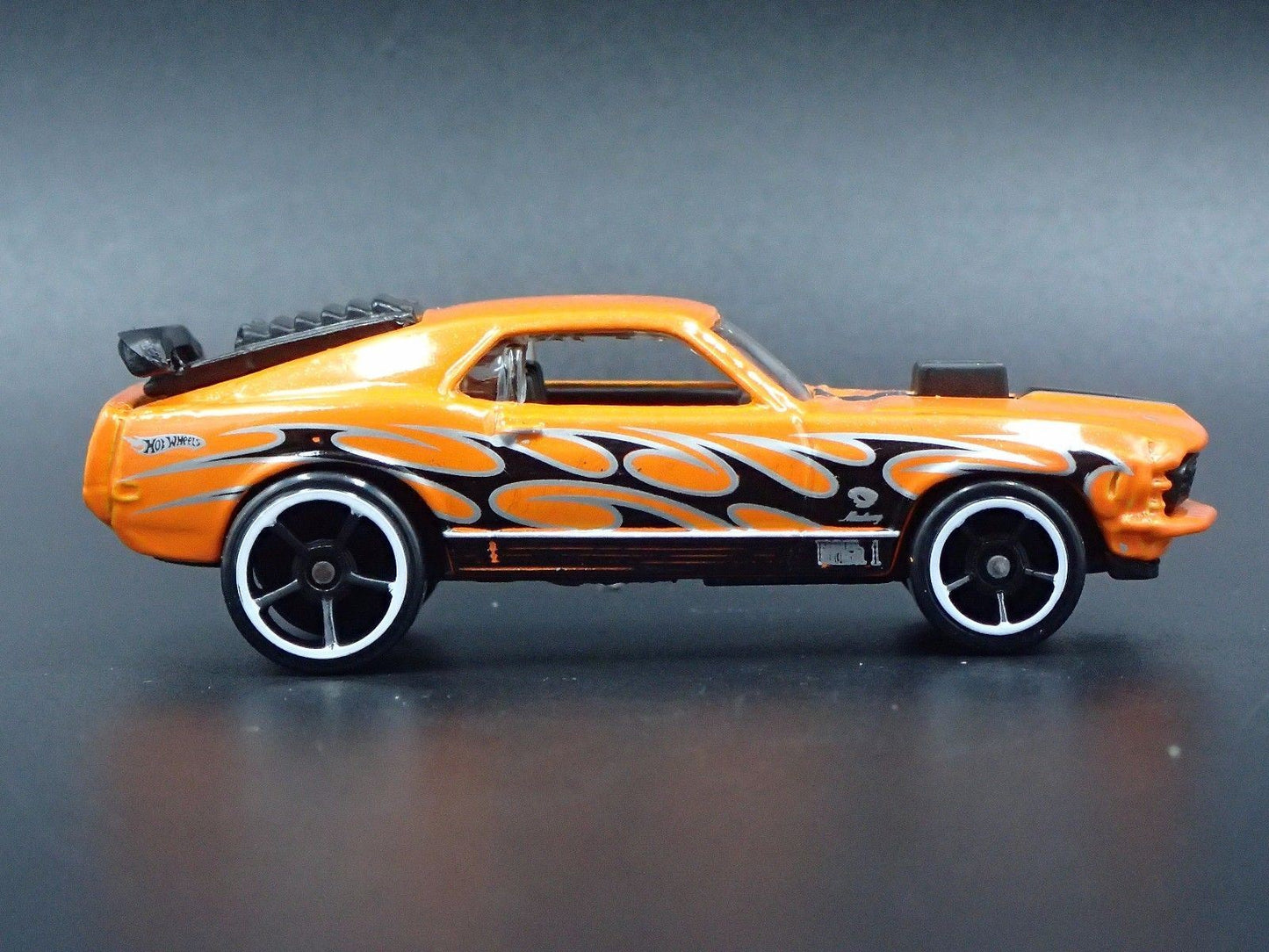 1970 70 FORD MUSTANG MACH 1 FASTBACK ORANGE 1:64 SCALE DIORAMA DIECAST MODEL CAR