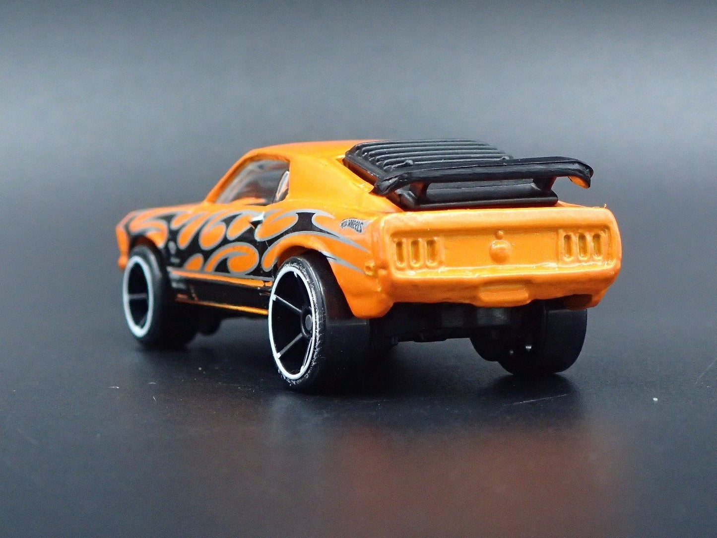 1970 70 FORD MUSTANG MACH 1 FASTBACK ORANGE 1:64 SCALE DIORAMA DIECAST MODEL CAR
