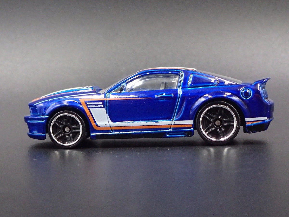 2005-2009 FORD MUSTANG GT RARE 1:64 SCALE COLLECTIBLE DIORAMA DIECAST MODEL CAR-Burning Rubber Toy Company