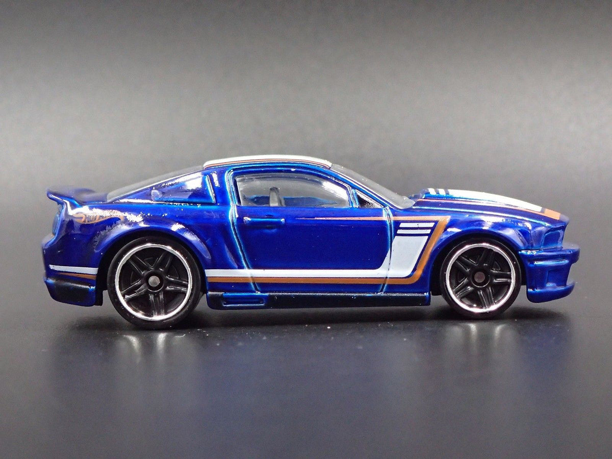 2005-2009 FORD MUSTANG GT RARE 1:64 SCALE COLLECTIBLE DIORAMA DIECAST MODEL CAR-Burning Rubber Toy Company