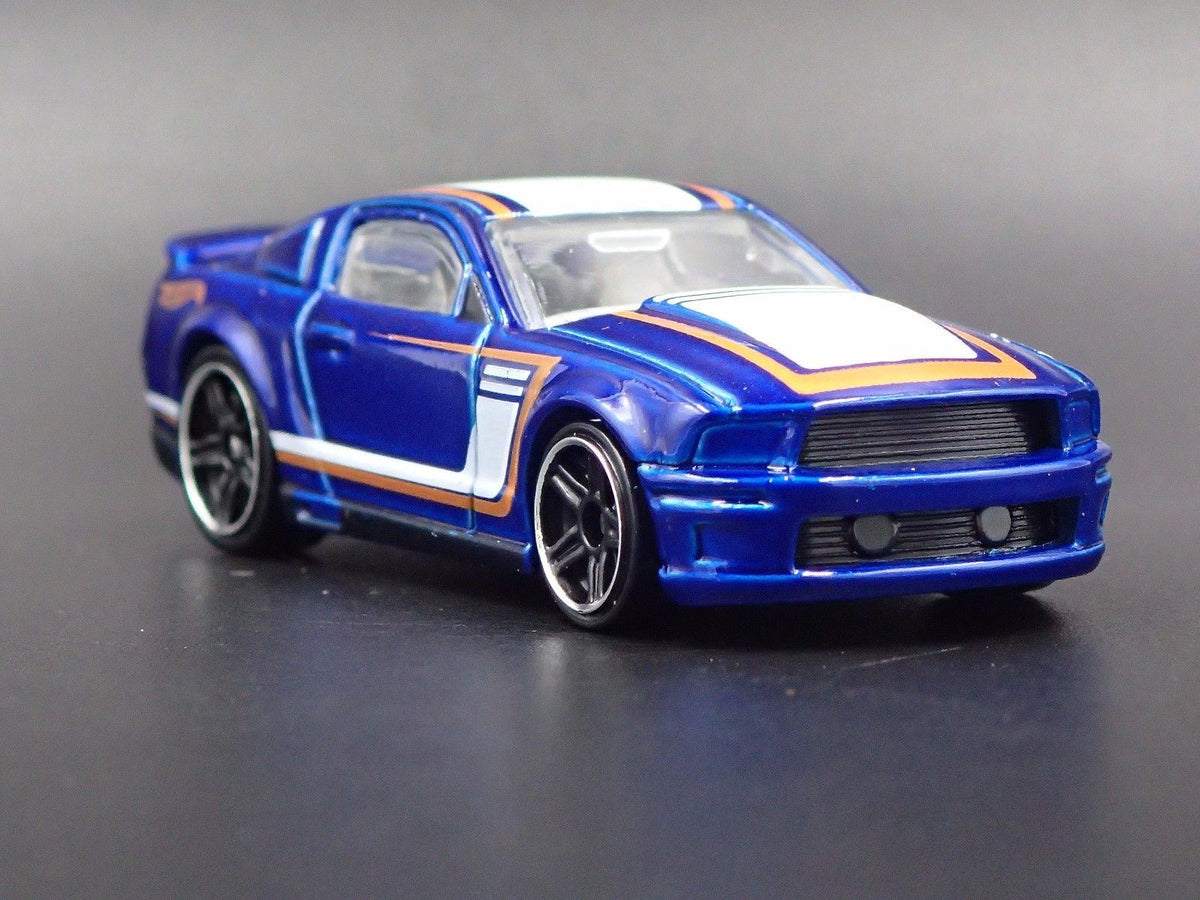 2005-2009 FORD MUSTANG GT RARE 1:64 SCALE COLLECTIBLE DIORAMA DIECAST MODEL CAR-Burning Rubber Toy Company