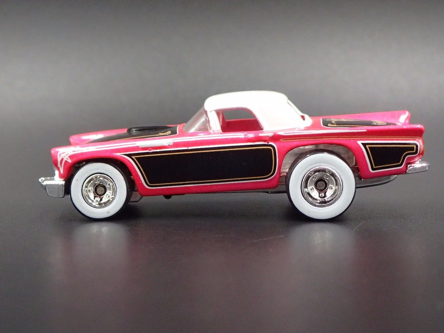 1957 57 FORD THUNDERBIRD TBIRD 1:64 SCALE COLLECTIBLE DIORAMA DIECAST MODEL CAR