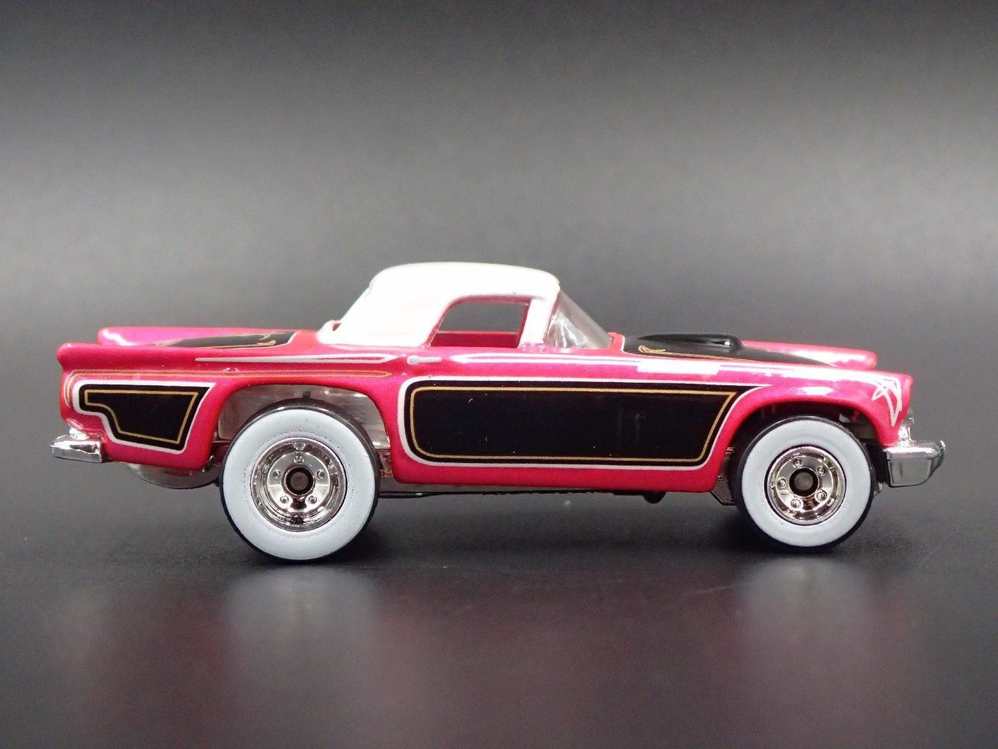 1957 57 FORD THUNDERBIRD TBIRD 1:64 SCALE COLLECTIBLE DIORAMA DIECAST MODEL CAR