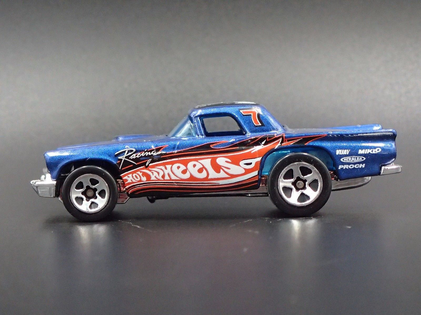 1957 57 FORD THUNDERBIRD TBIRD 1:64 SCALE COLLECTIBLE DIORAMA DIECAST MODEL CAR