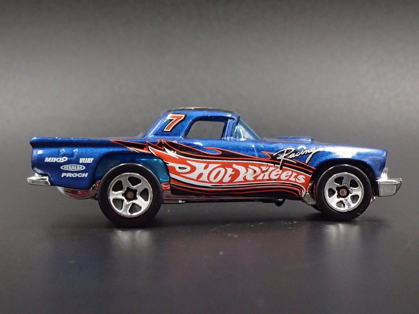 1957 57 FORD THUNDERBIRD TBIRD 1:64 SCALE COLLECTIBLE DIORAMA DIECAST MODEL CAR