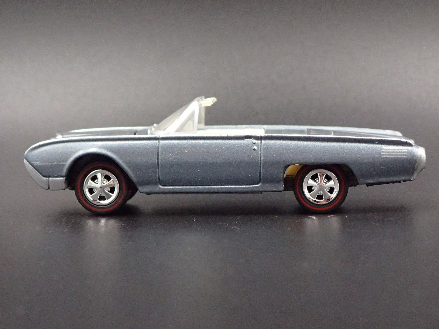 1961 61 FORD THUNDERBIRD TBIRD CONVERTIBLE 1:64 SCALE DIORAMA DIECAST MODEL CAR