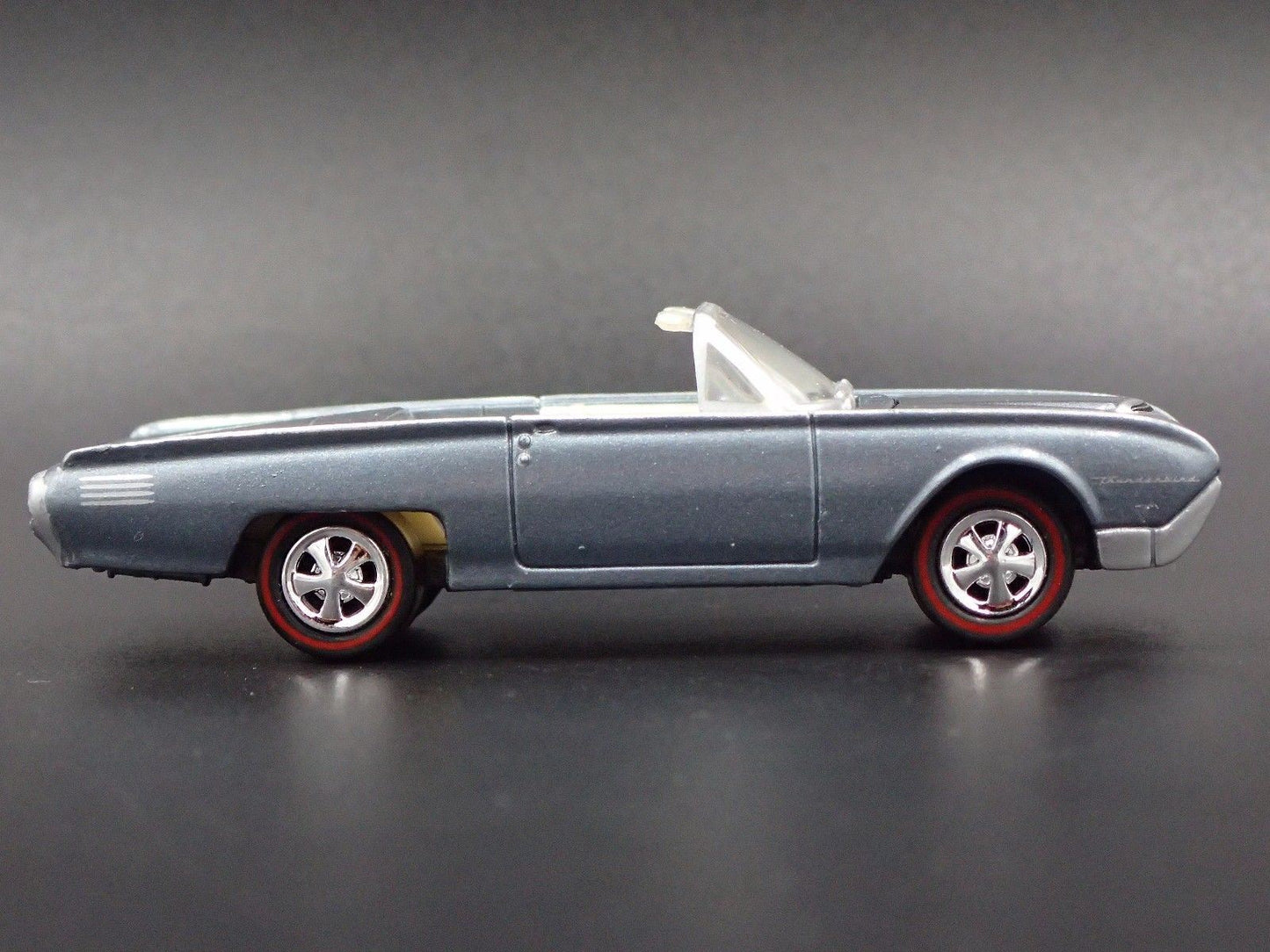 1961 61 FORD THUNDERBIRD TBIRD CONVERTIBLE 1:64 SCALE DIORAMA DIECAST MODEL CAR