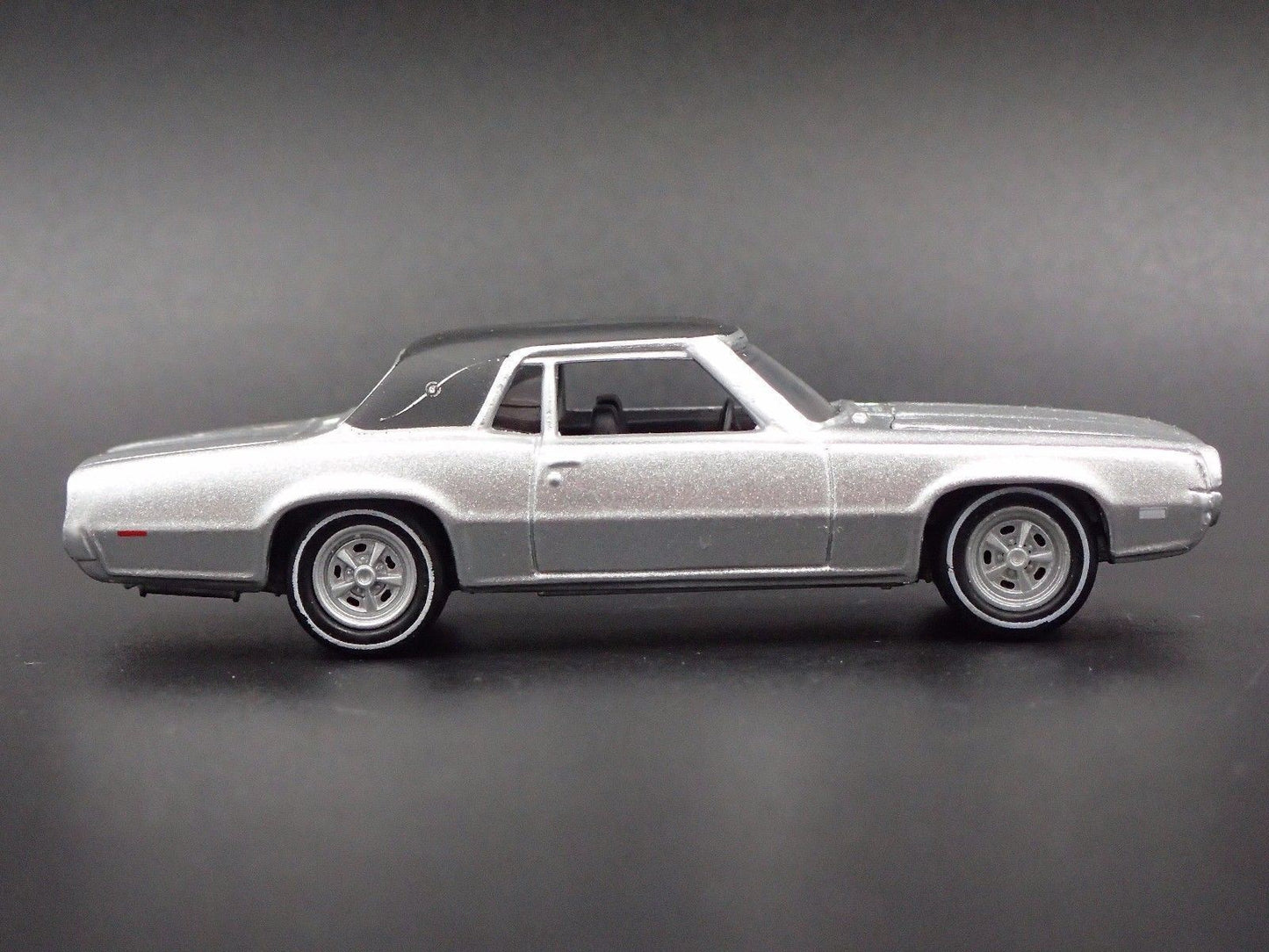 1968 68 FORD THUNDERBIRD TBIRD 1:64 SCALE COLLECTIBLE DIORAMA DIECAST MODEL CAR