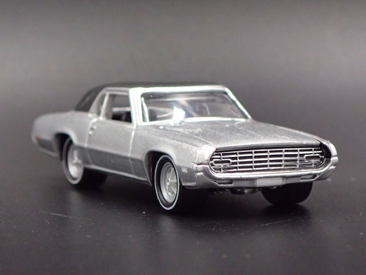 1968 68 FORD THUNDERBIRD TBIRD 1:64 SCALE COLLECTIBLE DIORAMA DIECAST MODEL CAR