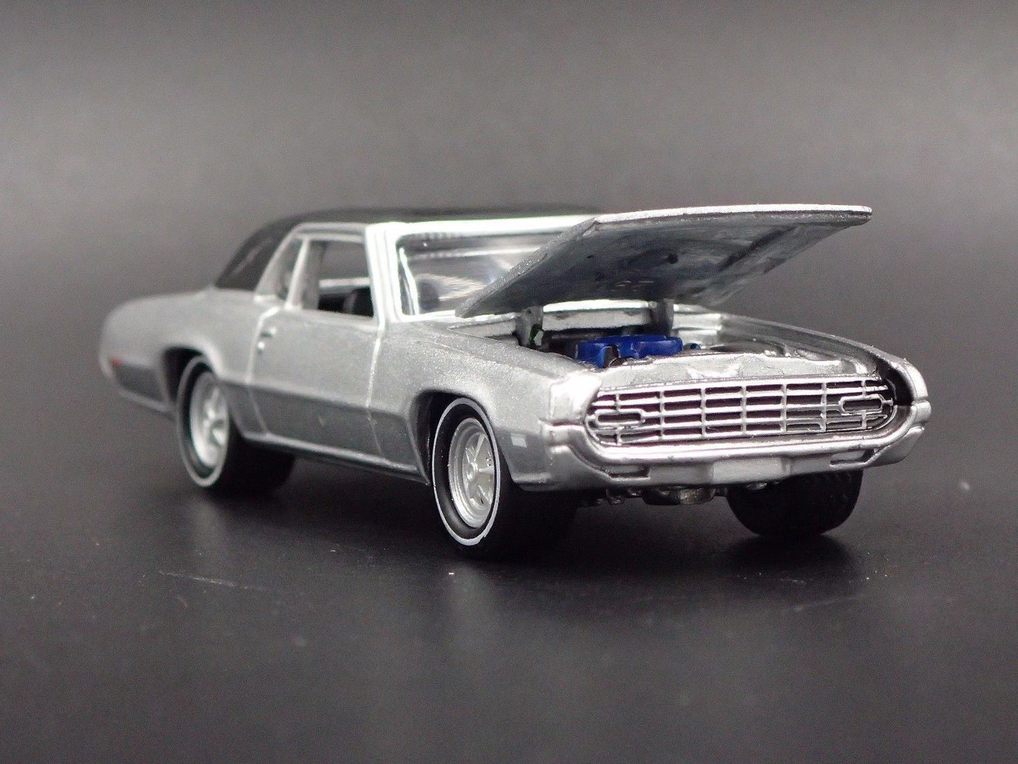 1968 68 FORD THUNDERBIRD TBIRD 1:64 SCALE COLLECTIBLE DIORAMA DIECAST MODEL CAR