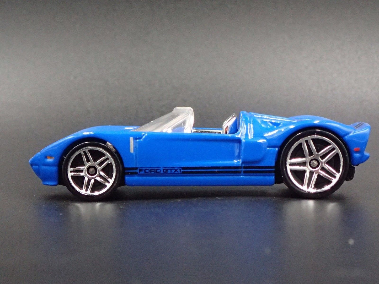 2005 05 FORD GTX1 CONCEPT CAR 1:64 SCALE COLLECTIBLE DIORAMA DIECAST MODEL CAR