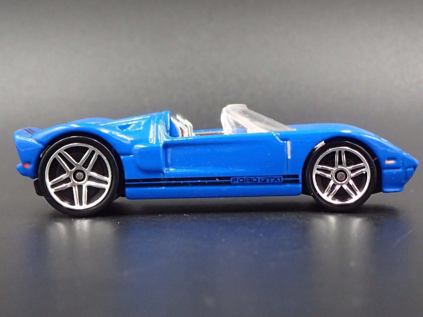 2005 05 FORD GTX1 CONCEPT CAR 1:64 SCALE COLLECTIBLE DIORAMA DIECAST MODEL CAR