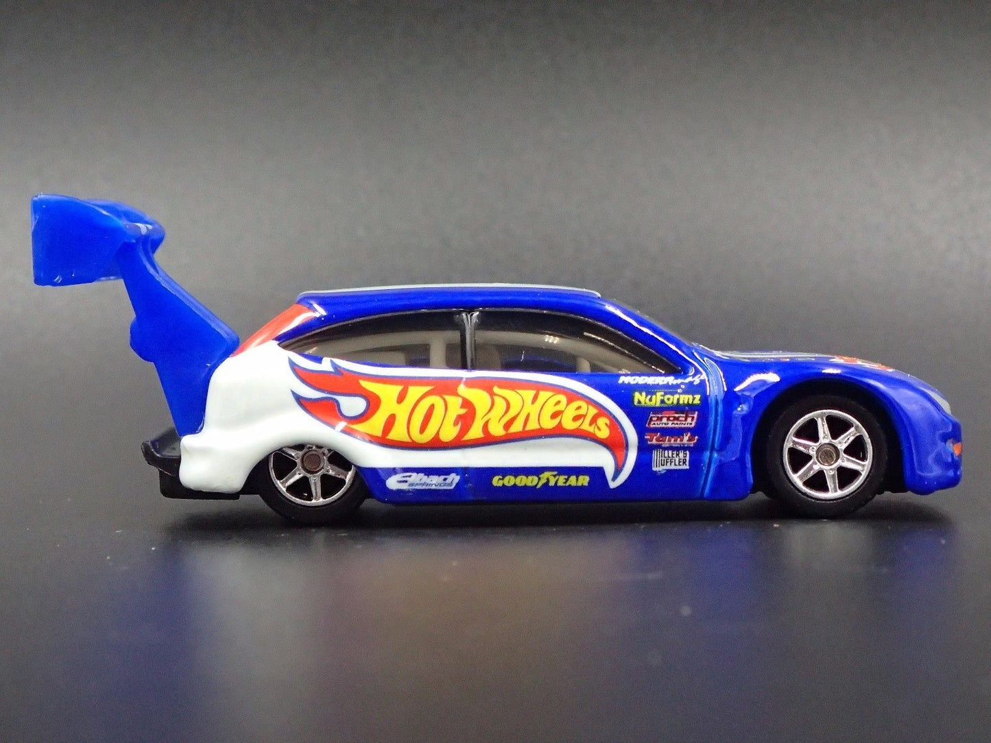 1998 - 2005 FORD FOCUS BLUE 1:64 SCALE COLLECTIBLE DIORAMA DIECAST MODEL CAR