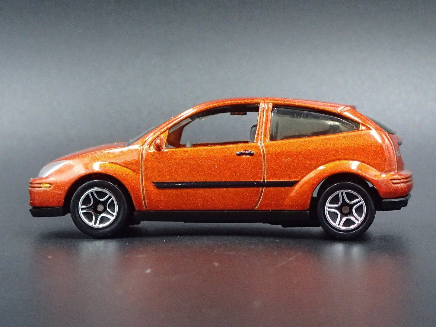 1998- 2005 FORD FOCUS ORANGE 1:64 SCALE COLLECTIBLE DIORAMA DIECAST MODEL CAR