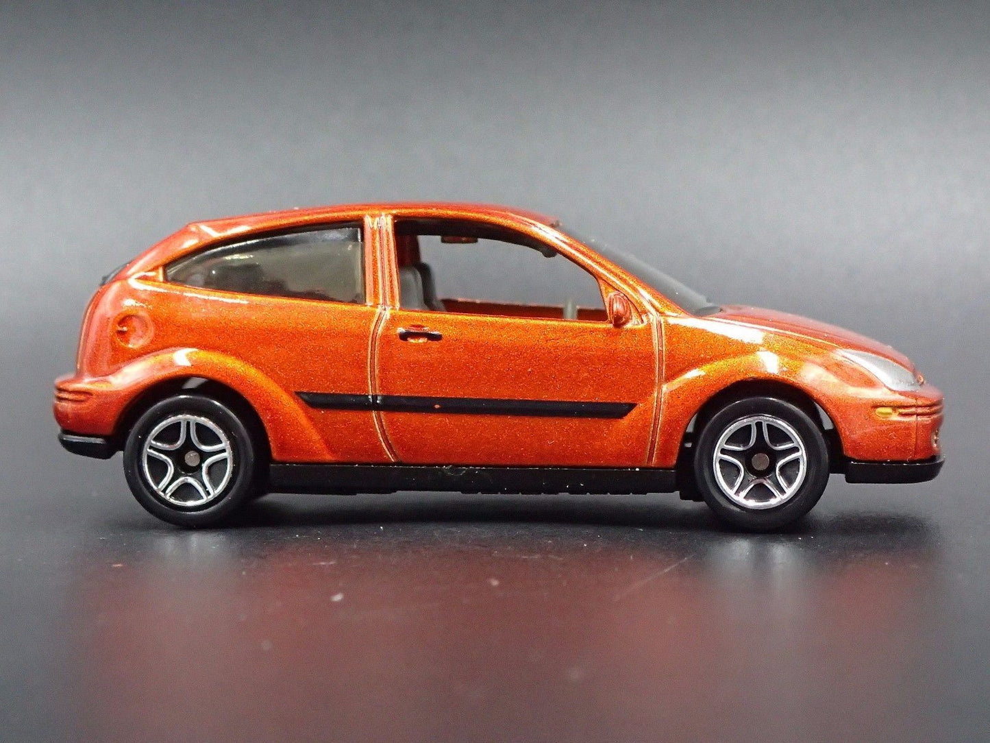 1998- 2005 FORD FOCUS ORANGE 1:64 SCALE COLLECTIBLE DIORAMA DIECAST MODEL CAR