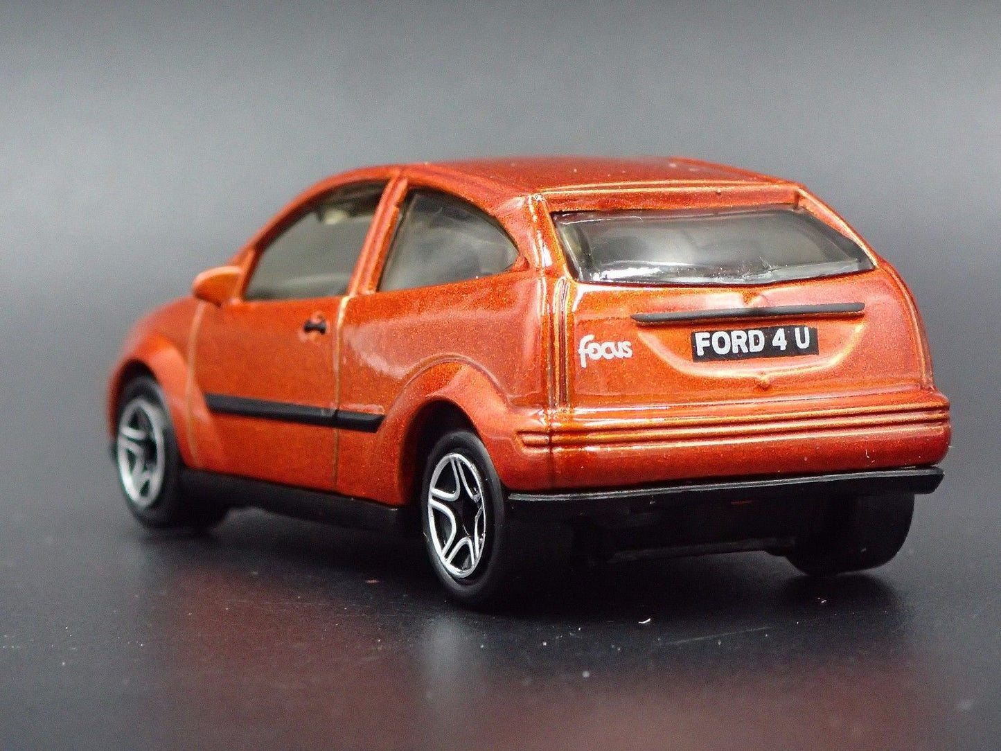 1998- 2005 FORD FOCUS ORANGE 1:64 SCALE COLLECTIBLE DIORAMA DIECAST MODEL CAR