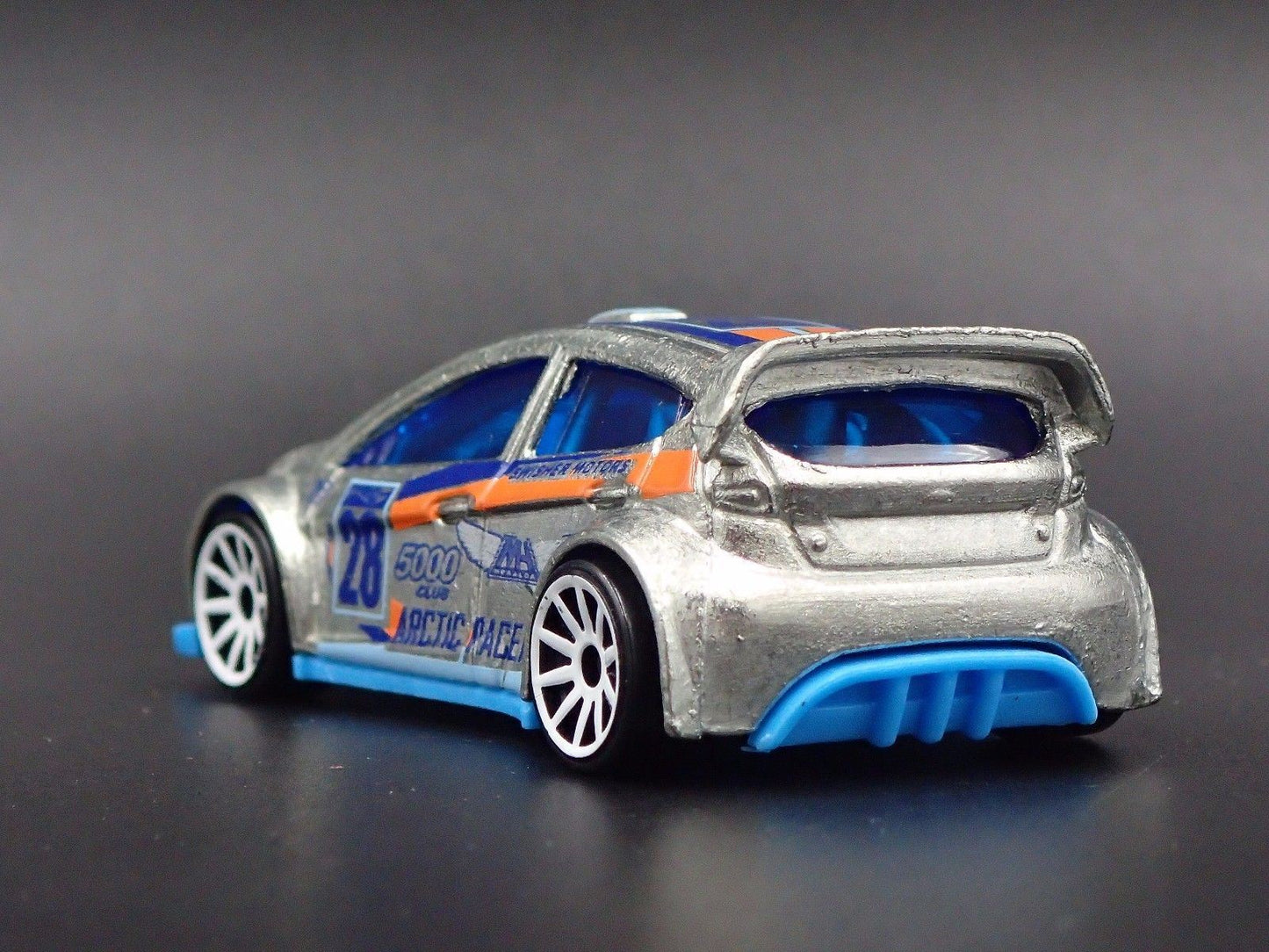 2009 - 2017 FORD FIESTA SILVER 1:64 SCALE COLLECTIBLE DIORAMA DIECAST MODEL CAR