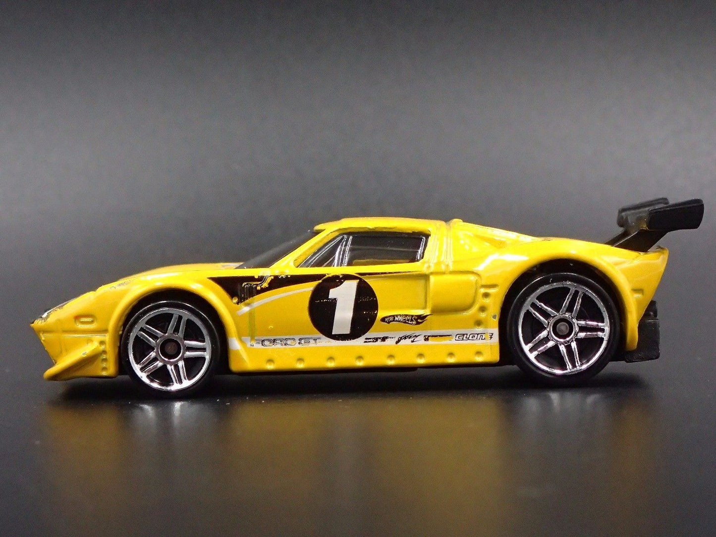 2005-2006 FORD GT LM SUPER CAR YELLOW 1:64 SCALE COLLECTIBLE DIECAST MODEL CAR
