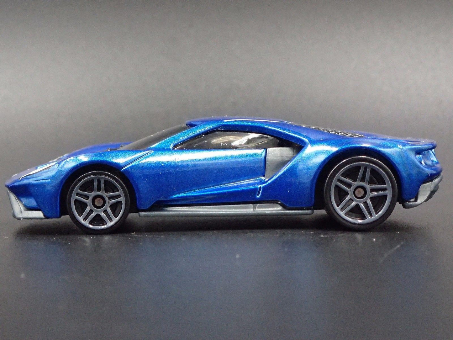 2017-2022 FORD GT SUPERCAR BLUE 1:64 SCALE COLLECTIBLE DIORAMA DIECAST MODEL CAR