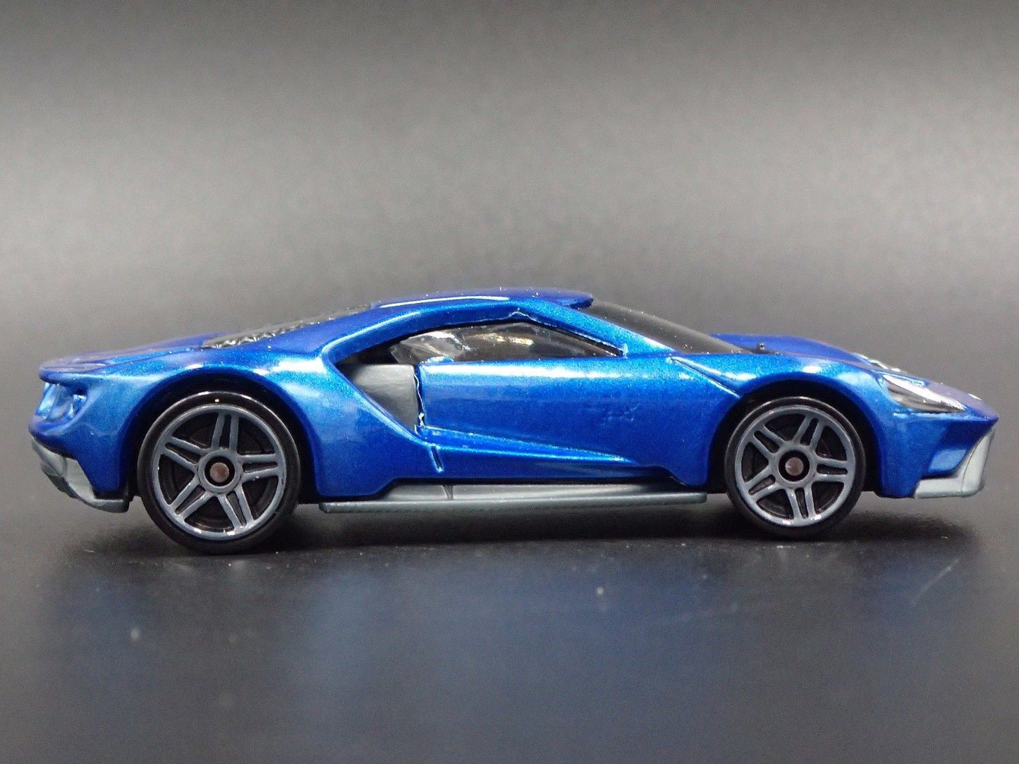 2017-2022 FORD GT SUPERCAR BLUE 1:64 SCALE COLLECTIBLE DIORAMA DIECAST MODEL CAR