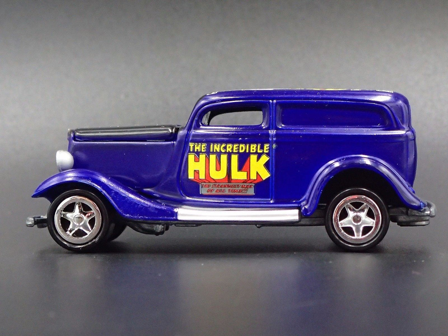 1933 33 FORD PANEL DELIVERY MARVEL INCREDIBLE HULK 1:64 SCALE DIECAST MODEL CAR