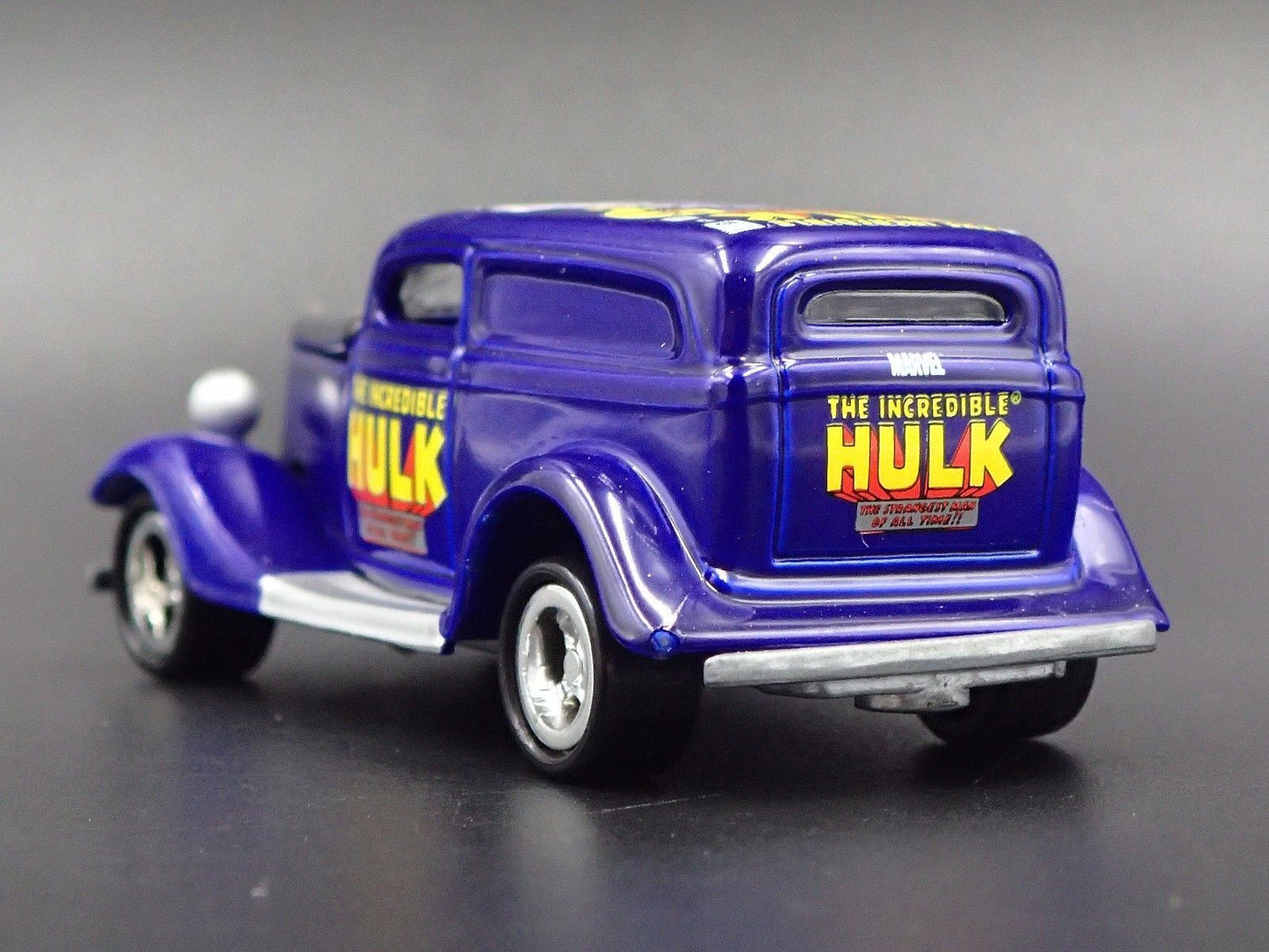 1933 33 FORD PANEL DELIVERY MARVEL INCREDIBLE HULK 1:64 SCALE DIECAST MODEL CAR