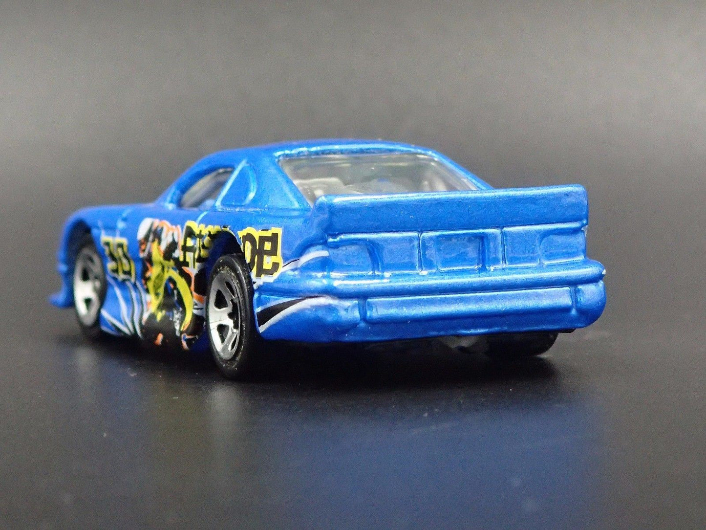 1996 96 FORD MUSTANG COBRA RACE CAR BLUE 1:64 SCALE DIORAMA DIECAST MODEL CAR