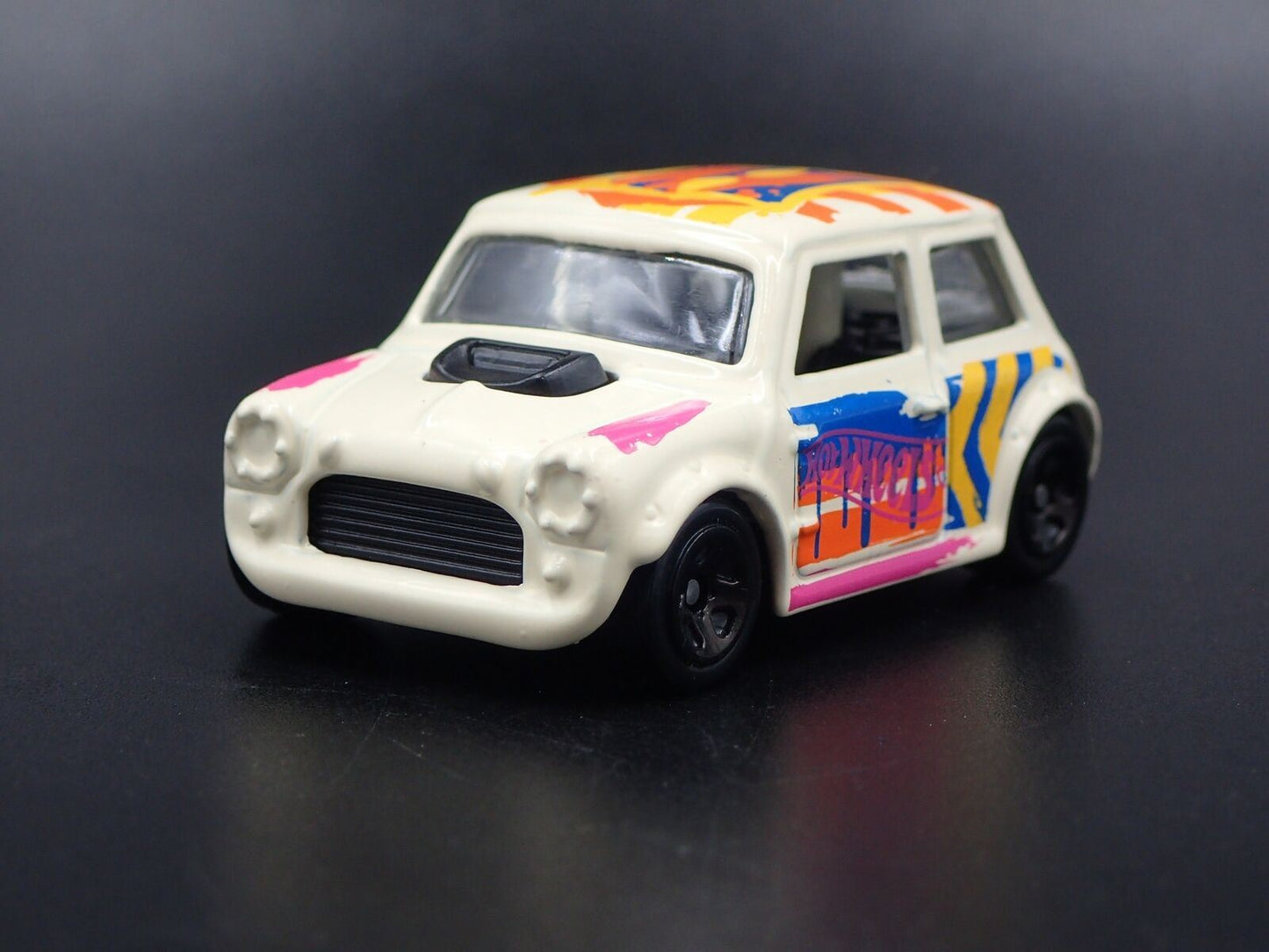 1959-1967 AUSTIN MINI COOPER MARK I WHITE 1:64 SCALE DIORAMA DIECAST MODEL CAR