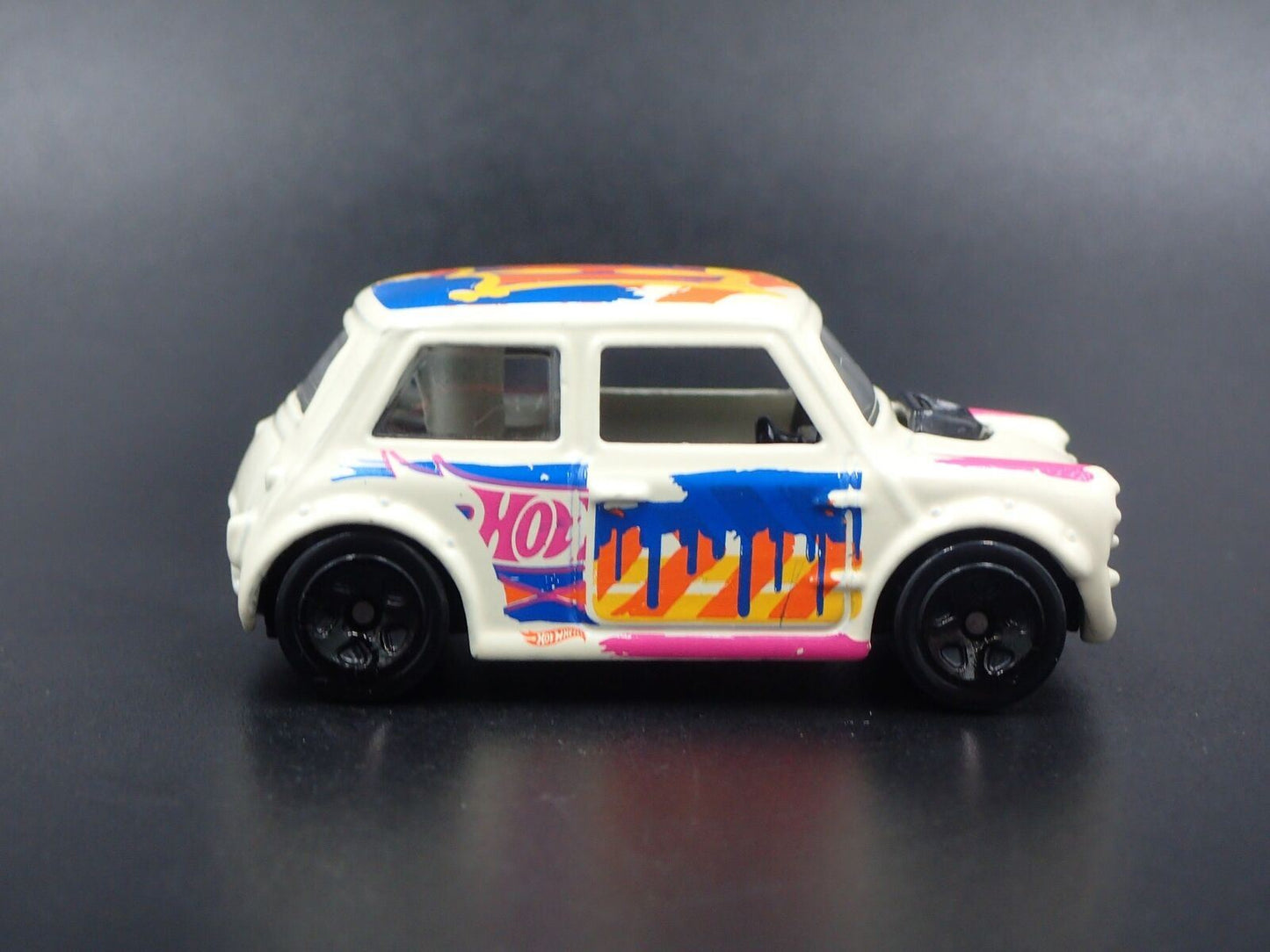 1959-1967 AUSTIN MINI COOPER MARK I WHITE 1:64 SCALE DIORAMA DIECAST MODEL CAR