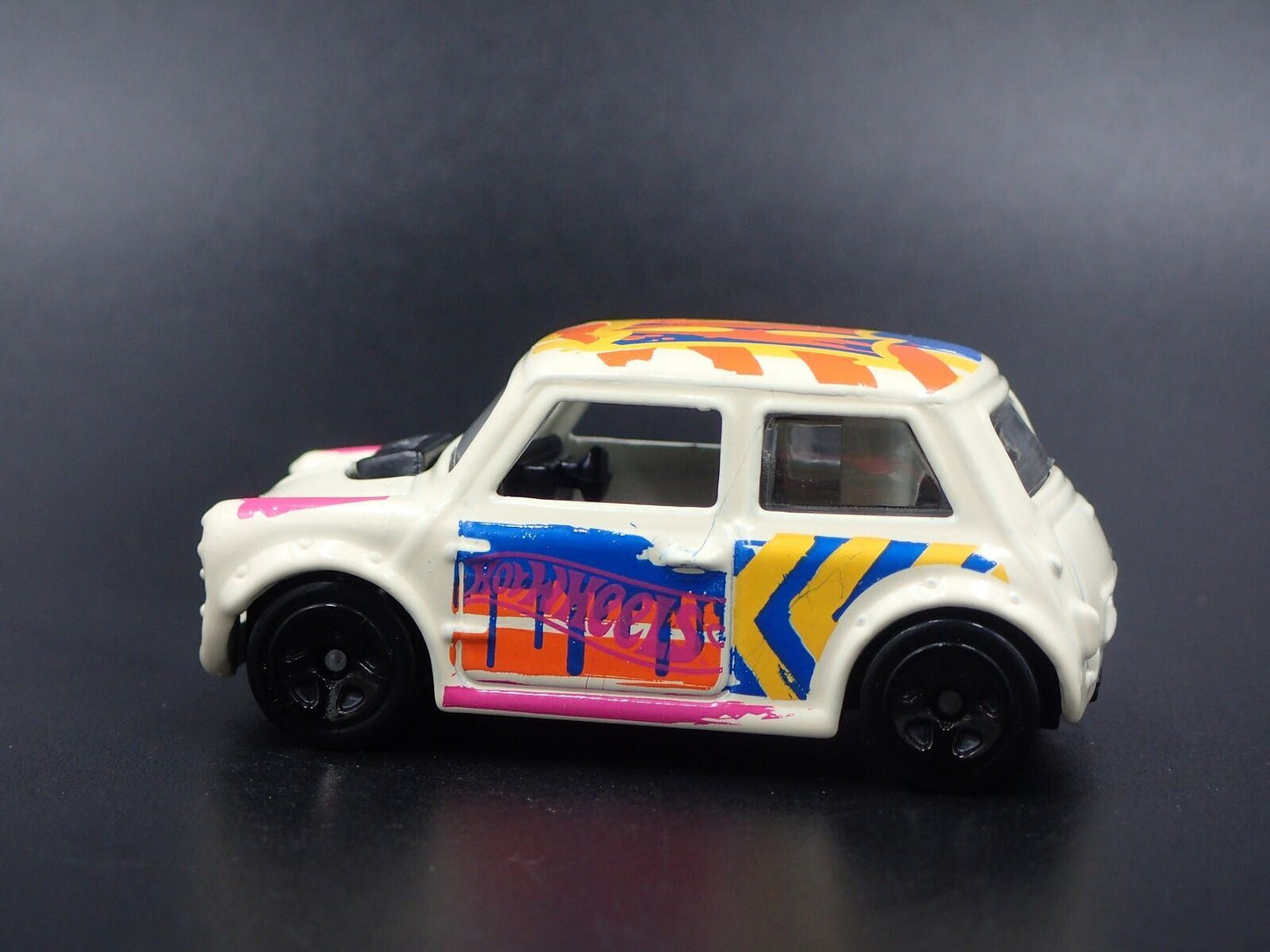 1959-1967 AUSTIN MINI COOPER MARK I WHITE 1:64 SCALE DIORAMA DIECAST MODEL CAR