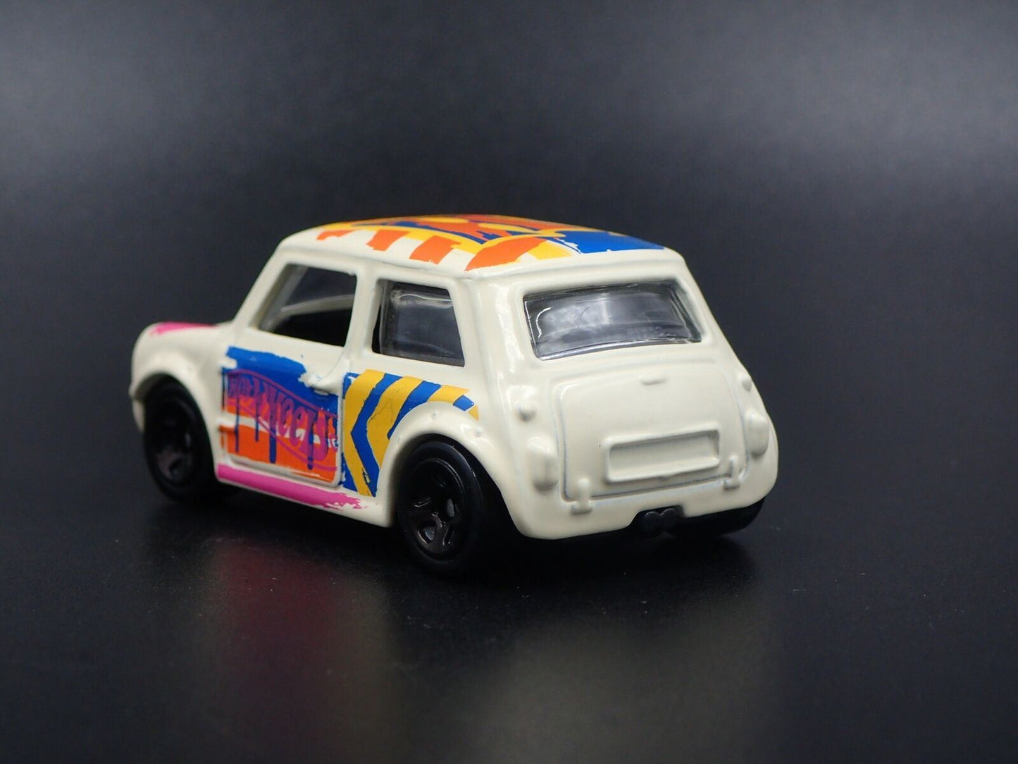 1959-1967 AUSTIN MINI COOPER MARK I WHITE 1:64 SCALE DIORAMA DIECAST MODEL CAR