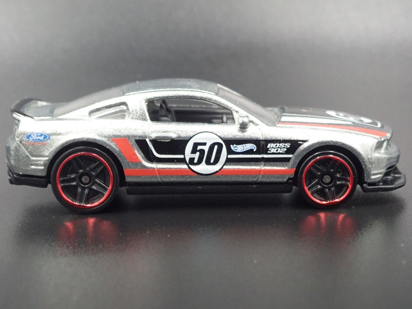 2012 12 FORD MUSTANG BOSS 302 LAGUNA SECA 1:64 SCALE DIECAST DIORAMA MODEL CAR